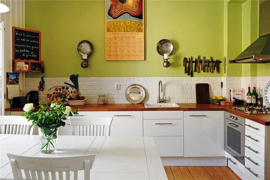 Чем можно покрасить кухню. Фисташковые стены в интерьере кухни. Фисташковые стены на кухне. Цветные стены на кухне. Кухня без навесных шкафов угловая.